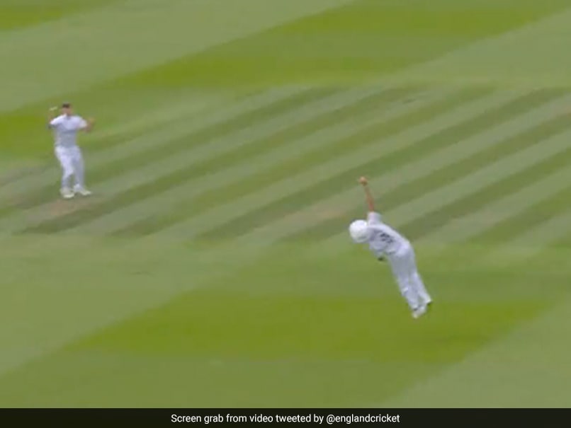 1076049-watch-stokes-wont-stop-hugging-broad-after-he-takes-one-handed-screamer.jpg